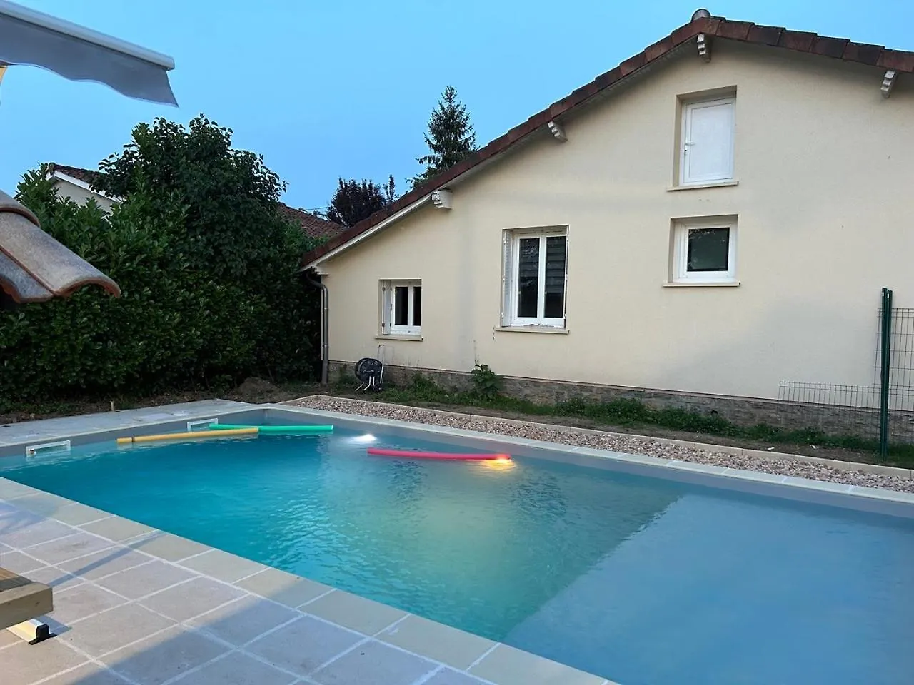 Jolie Villa Independante Climatisee 3 Chambres Tout Confort 6 Couchages, Piscine Chauffee 4 X 8 Disponible Selon Meteo De Mai A Fin Septembre, Jacuzzi 4 Places, Boulodrome Eclaire, Ping-Pong, Wifi, Proche Commerces Animaux Domestiques Sur Demande Bretenoux