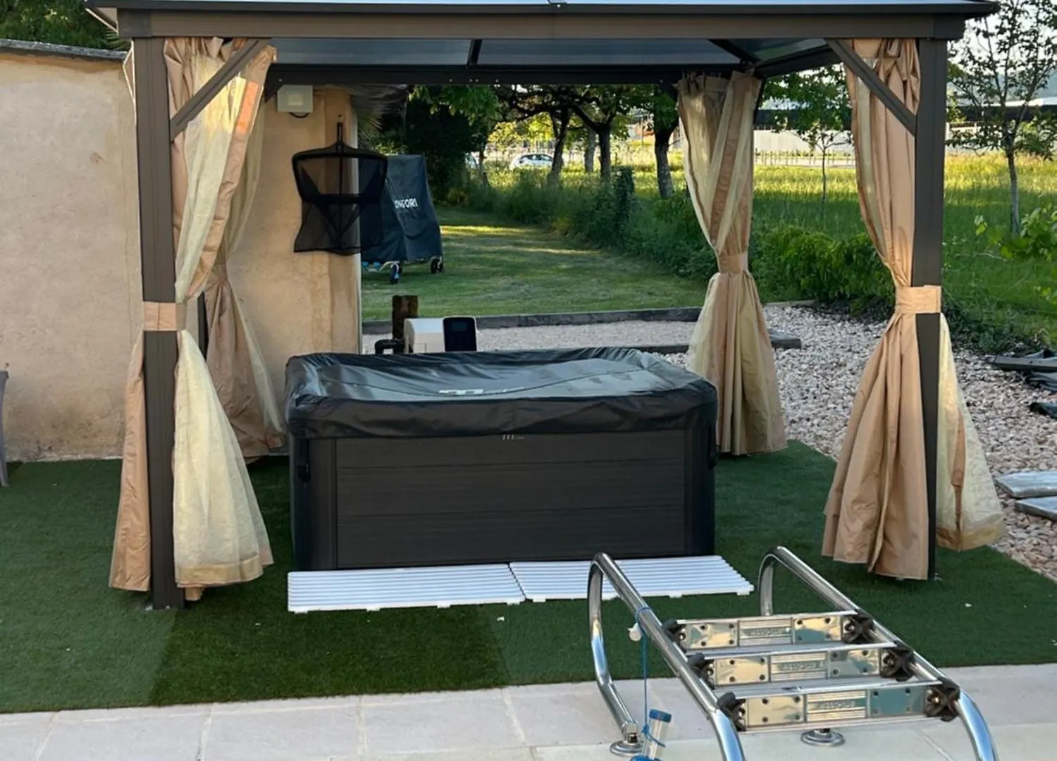 Jolie Villa Independante Climatisee 3 Chambres Tout Confort 6 Couchages, Piscine Chauffee 4 X 8 Disponible Selon Meteo De Mai A Fin Septembre, Jacuzzi 4 Places, Boulodrome Eclaire, Ping-Pong, Wifi, Proche Commerces Animaux Domestiques Sur Demande Bretenoux