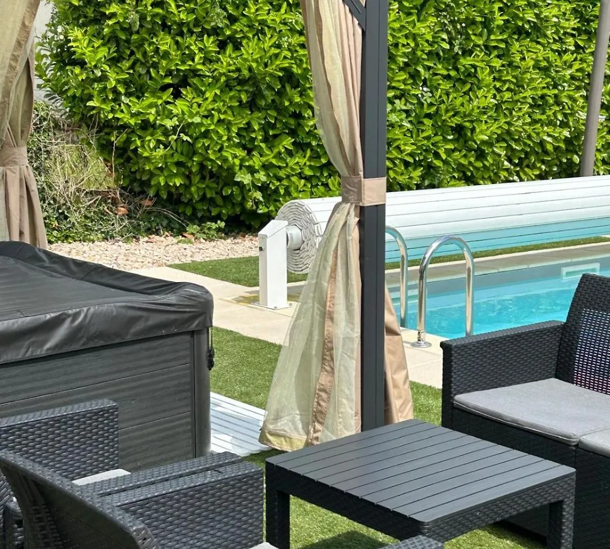 Jolie Villa Independante Climatisee 3 Chambres Tout Confort 6 Couchages, Piscine Chauffee 4 X 8 Disponible Selon Meteo De Mai A Fin Septembre, Jacuzzi 4 Places, Boulodrome Eclaire, Ping-Pong, Wifi, Proche Commerces Animaux Domestiques Sur Demande Bretenoux